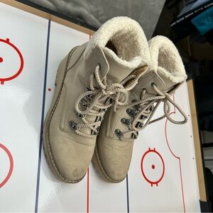 DV Dolce Vita Warm Bootie Women’s Dune Suede Lug Sole Wedge “Roster” Size 9